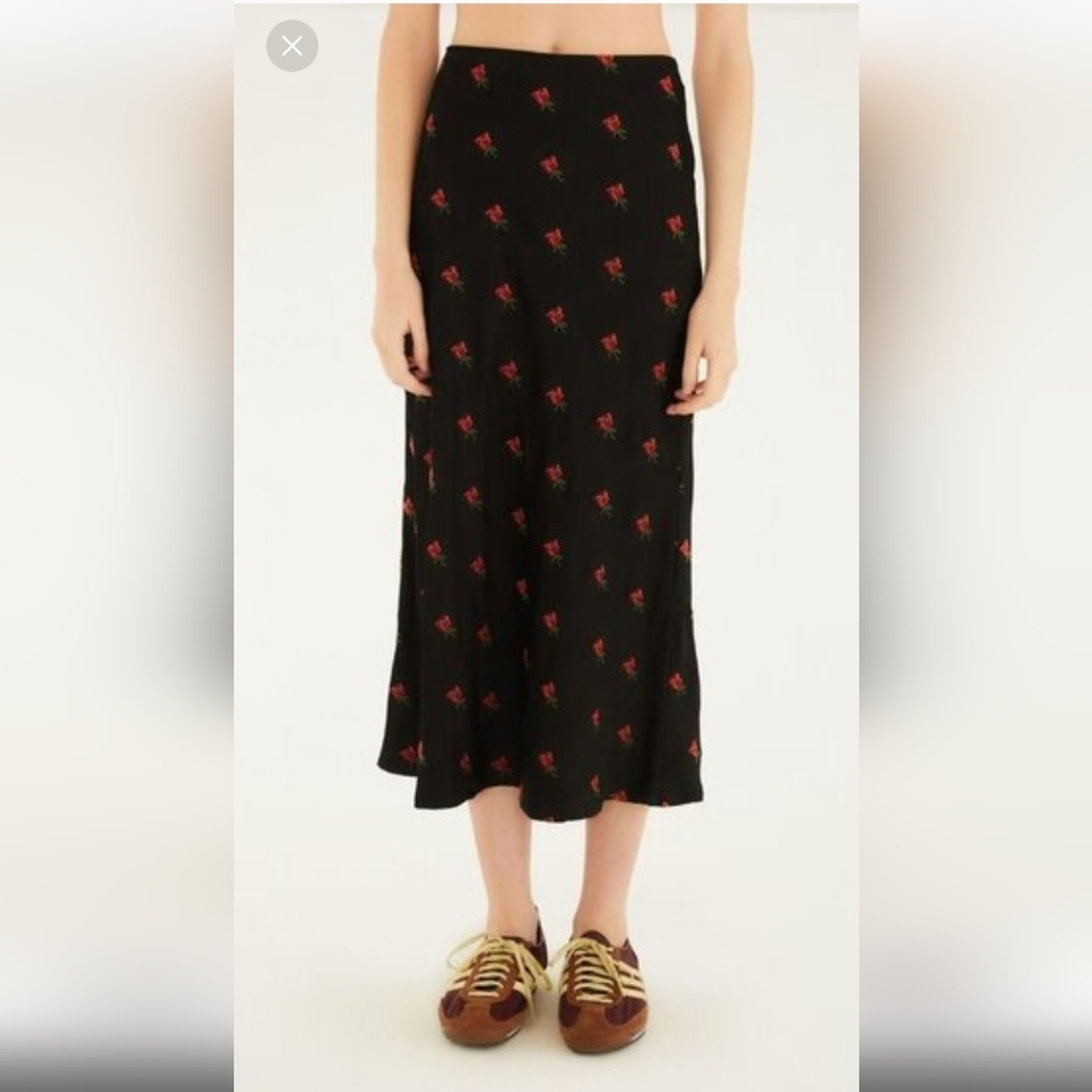 **** ISO **** FARM Rio Black Embroidered Roses Skirt Small Or Medium